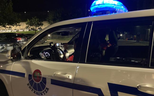 Durante la intervención, la mujer mostró un gran nerviosismo y trató de agredir a uno de los ertzainas, por lo que fue detenida / ERTZAINTZA