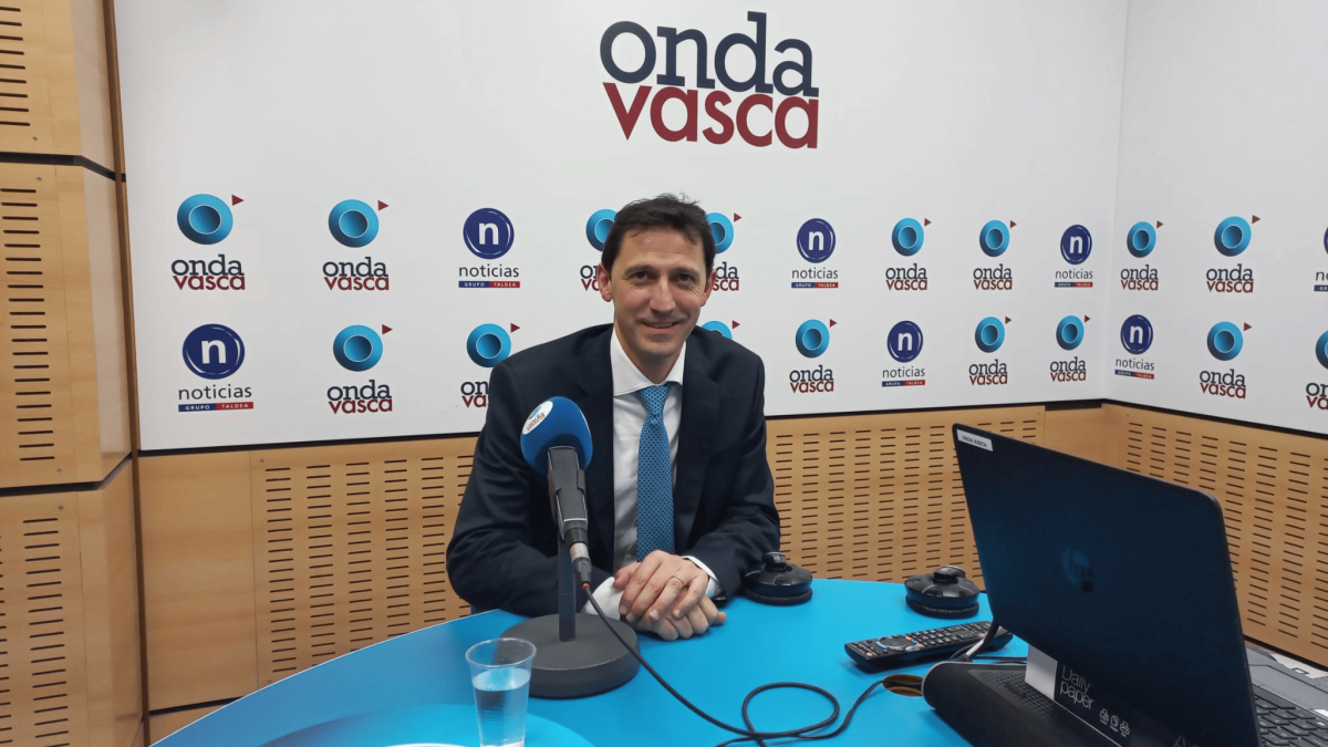 El consejero de Hacienda y Finanzas Nöel D'Anjou en los estudios de ONDA VASCA