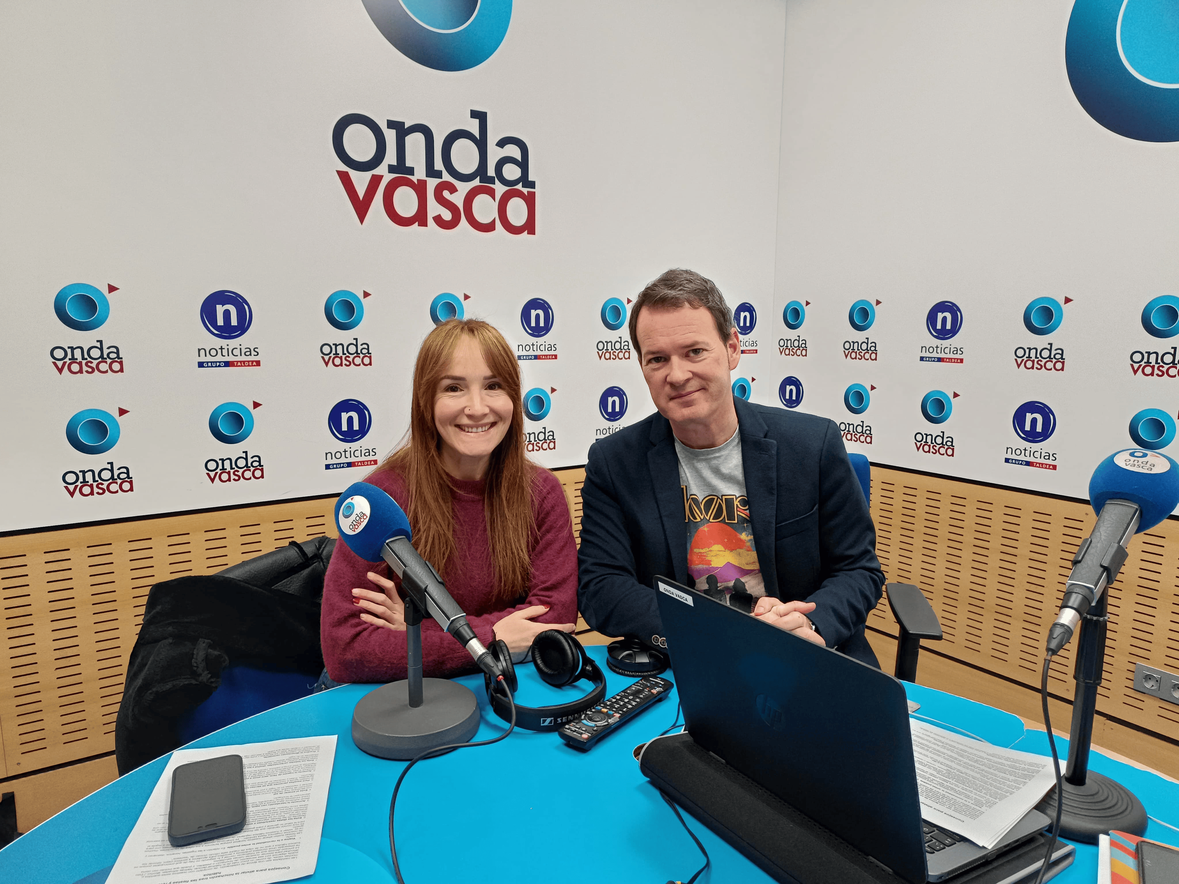 La nutricionista Noelia García con Txema Gutiérrez en los estudios de ONDA VASCA