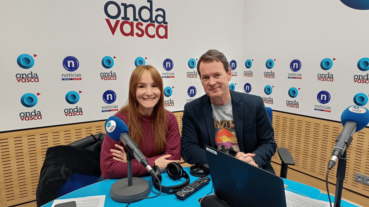 La nutricionista Noelia García con Txema Gutiérrez en los estudios de ONDA VASCA