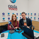 La nutricionista Noelia García con Txema Gutiérrez en los estudios de ONDA VASCA