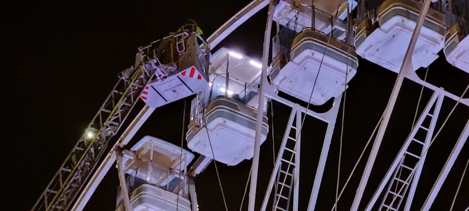 Los bomberos rescatan a los atrapados en la noria de Alderdi Eder. ONDA VASCA