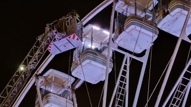 Los bomberos rescatan a los atrapados en la noria de Alderdi Eder. ONDA VASCA