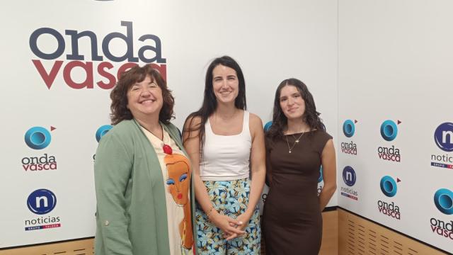 Isabel Urbano, directora de Novia Salcedo, con Oihane García, participante en el programa Reactívate, e Iranzu Calvo
