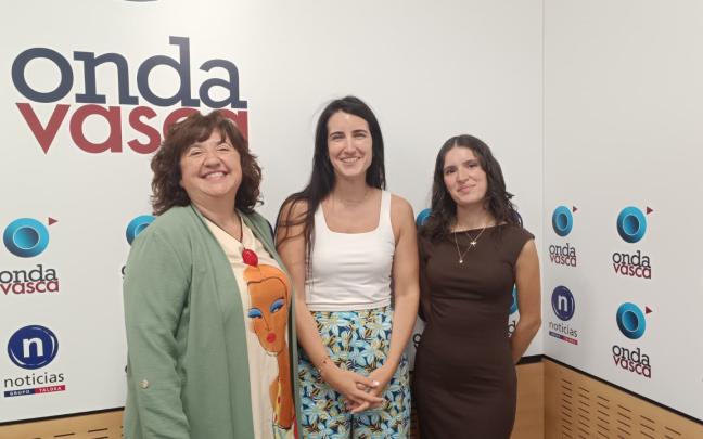 Isabel Urbano, directora de Novia Salcedo, con Oihane García, participante en el programa Reactívate, e Iranzu Calvo