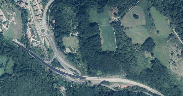Nueva ortofoto en la que se puede ver la nueva rotonda de entrada a Mugairi y la evolución de las obras en la N-121-A. Foto: Gobierno de Navarra