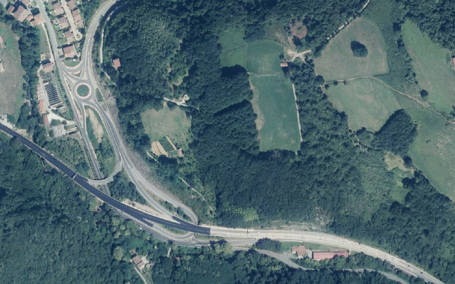 Nueva ortofoto en la que se puede ver la nueva rotonda de entrada a Mugairi y la evolución de las obras en la N-121-A. Foto: Gobierno de Navarra Nueva ortofoto en la que se puede ver la nueva rotonda de entrada a Mugairi y la evolución de las obras en la N-121-A. Foto: Gobierno de Navarra