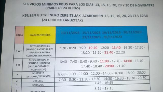 Cartel con los nuevos horarios de los servicios mínimos del KBUS de Barakaldo