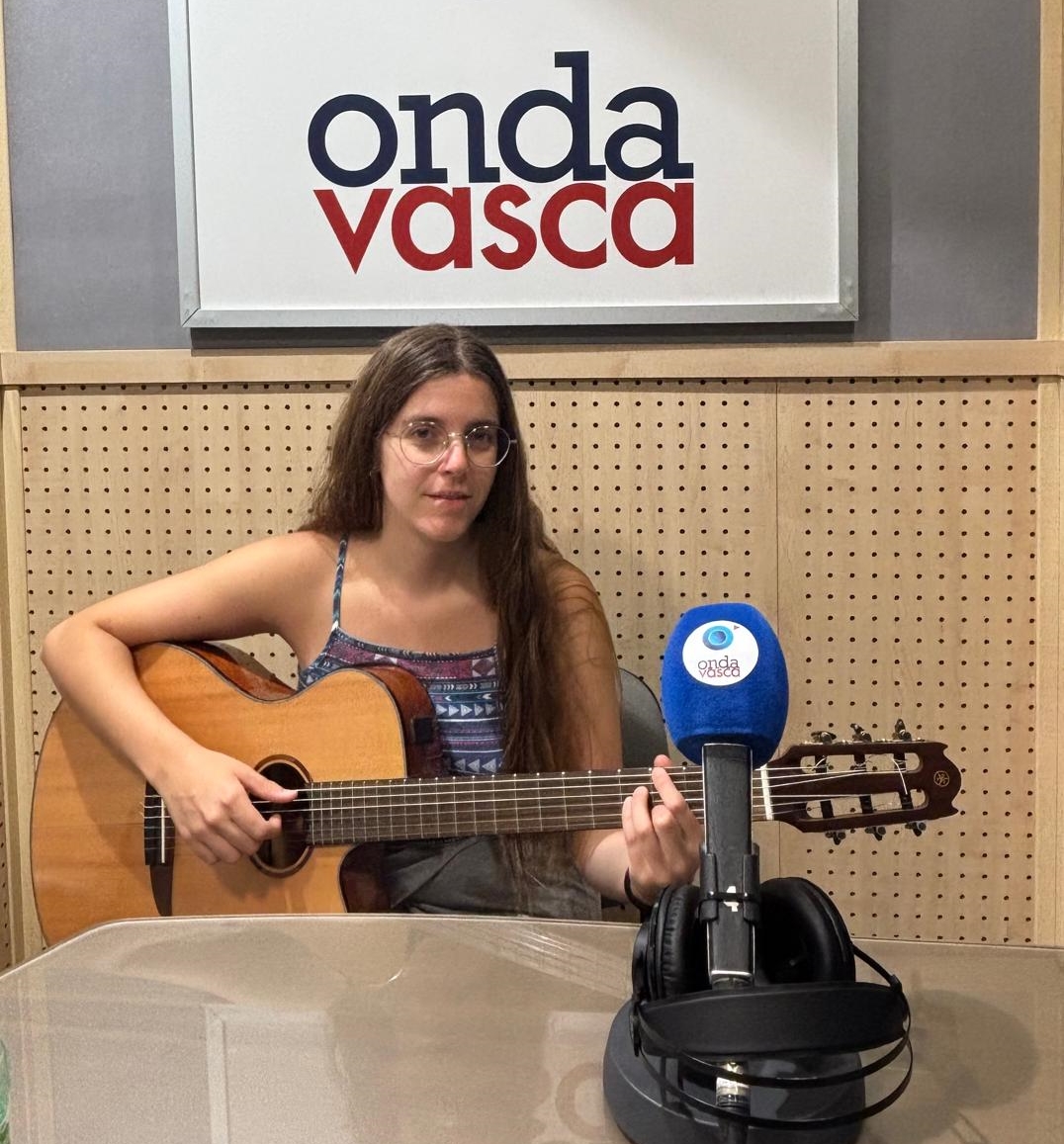 La cantante Nuria Culla en los estudios de Onda Vasca