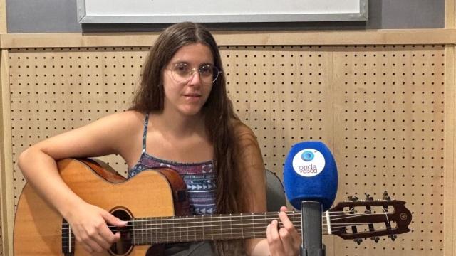 La cantante Nuria Culla en los estudios de Onda Vasca
