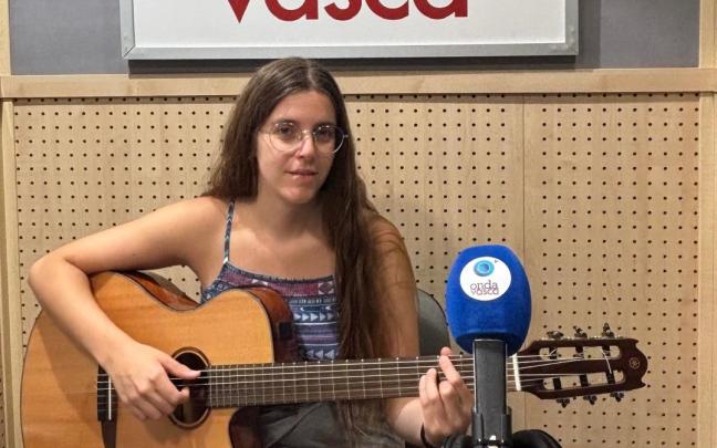 La cantante Nuria Culla en los estudios de Onda Vasca