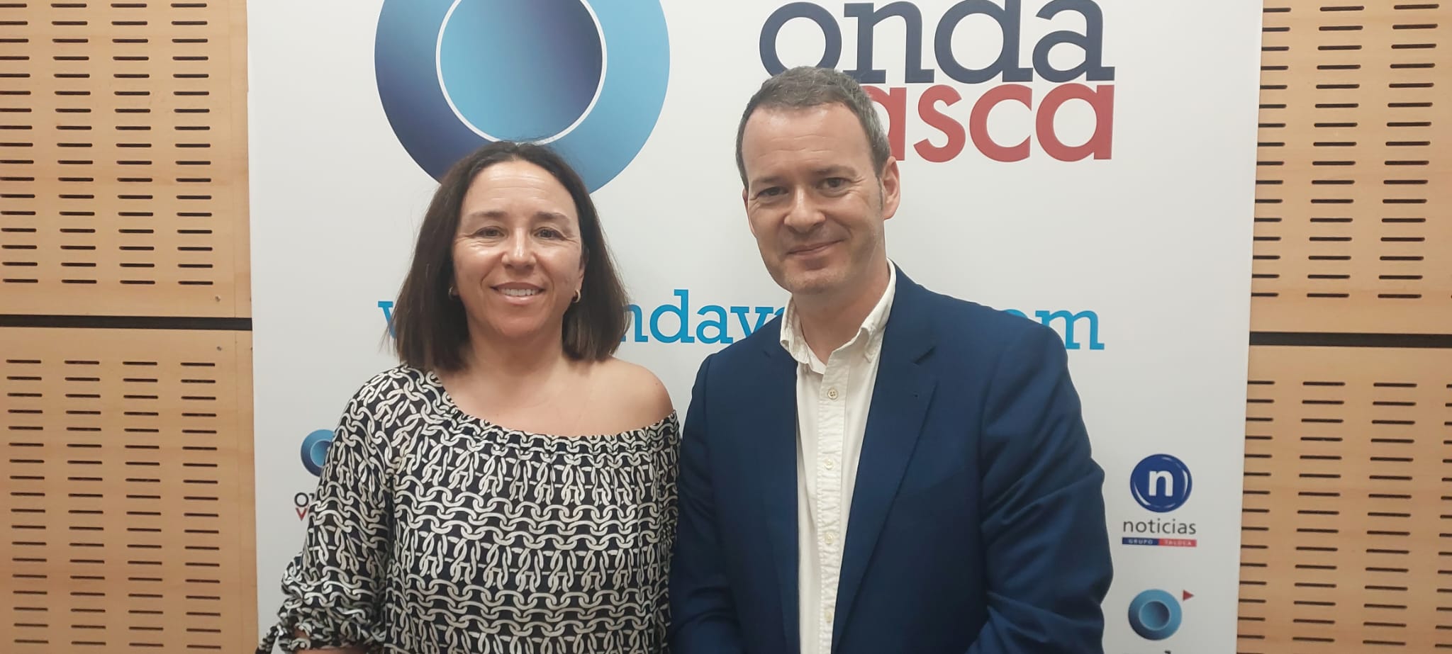 Nuria Lekue, presidenta de ESTASERBI, junto a Txema Gutiérrez