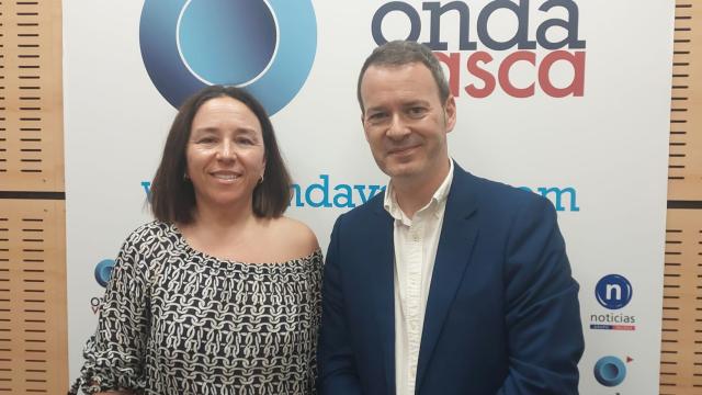 Nuria Lekue, presidenta de ESTASERBI, junto a Txema Gutiérrez
