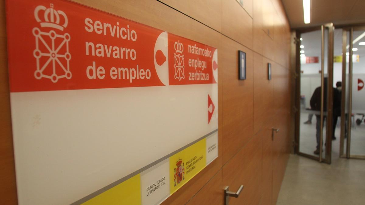 Entrada a las oficinas del Servicio Navarro de Empleo. Cristina Solano