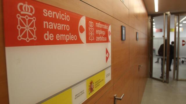 Entrada a las oficinas del Servicio Navarro de Empleo. Cristina Solano