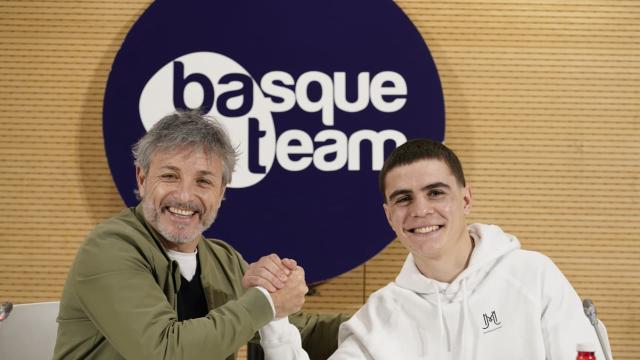 Oier Ibarretxe junto a Gorka Iturriaga, director de Actividad Física y Deporte del Gobierno Vasco. Foto: Basque Team