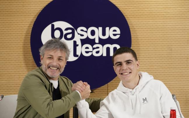 Oier Ibarretxe junto a Gorka Iturriaga, director de Actividad Física y Deporte del Gobierno Vasco. Foto: Basque Team