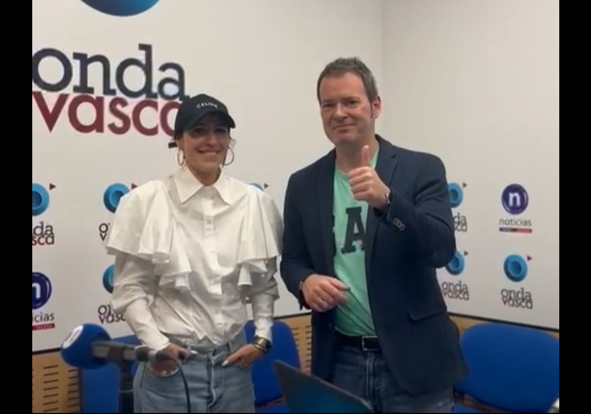 Oihana Barrasa, junto a Txema Gutiérrez, esta mañana en el estudio de Onda Vasca