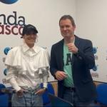 Oihana Barrasa, junto a Txema Gutiérrez, esta mañana en el estudio de Onda Vasca