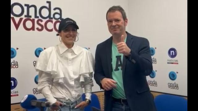 Oihana Barrasa, junto a Txema Gutiérrez, esta mañana en el estudio de Onda Vasca