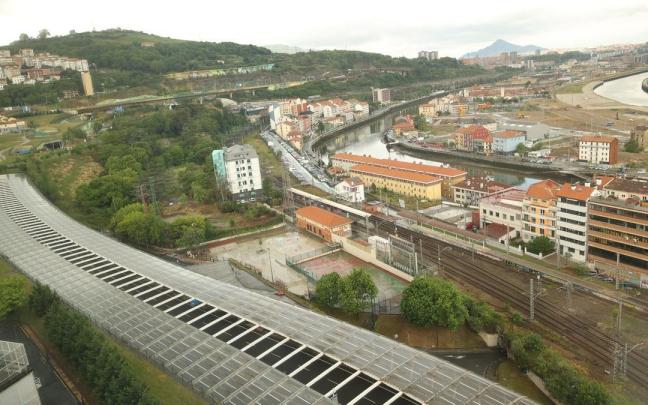 Vista aérea de la zona de actuación con la estación de Renfe y las vías que serán soterradas en los próximos años
