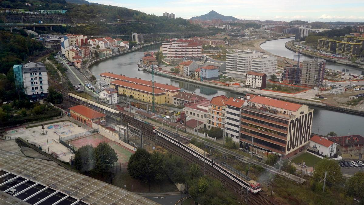 Vista general del barrio de Olabeaga, atravesado por las vías del tren. Borja Guerrero