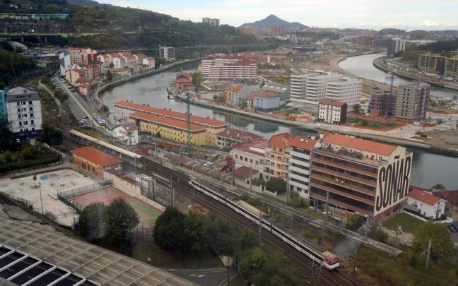 Vista general del barrio de Olabeaga, atravesado por las vías del tren. Borja Guerrero