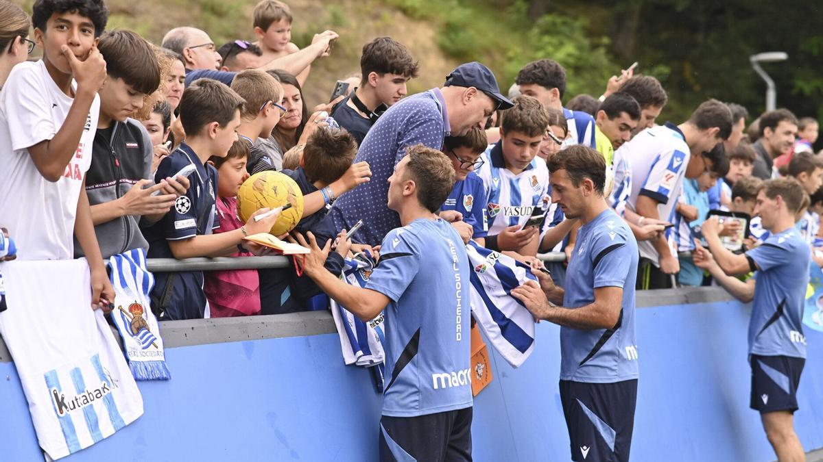 Jon Ander Olasagasti firma autógrafos el pasado lunes. PEDRO MARTÍNEZ