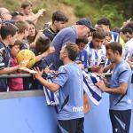 Jon Ander Olasagasti firma autógrafos el pasado lunes. PEDRO MARTÍNEZ