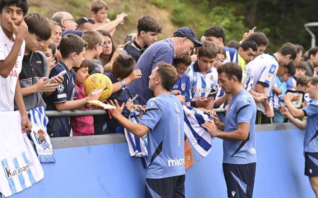 Jon Ander Olasagasti firma autógrafos el pasado lunes. PEDRO MARTÍNEZ