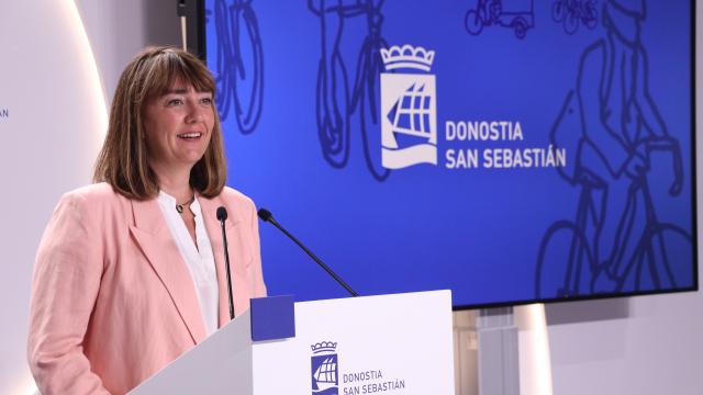 La concejal de Movilidad, Olatz Yarza, durante la rueda de prensa