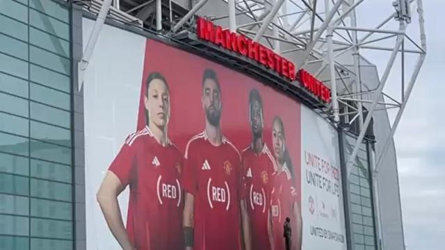 Aspecto que presentaba el exterior de Old Trafford a media mañana de hoy Aspecto que presentaba el exterior de Old Trafford a media mañana de hoy