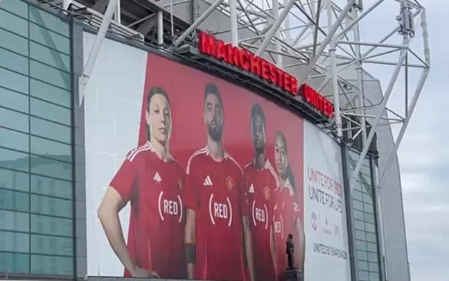 Aspecto que presentaba el exterior de Old Trafford a media mañana de hoy