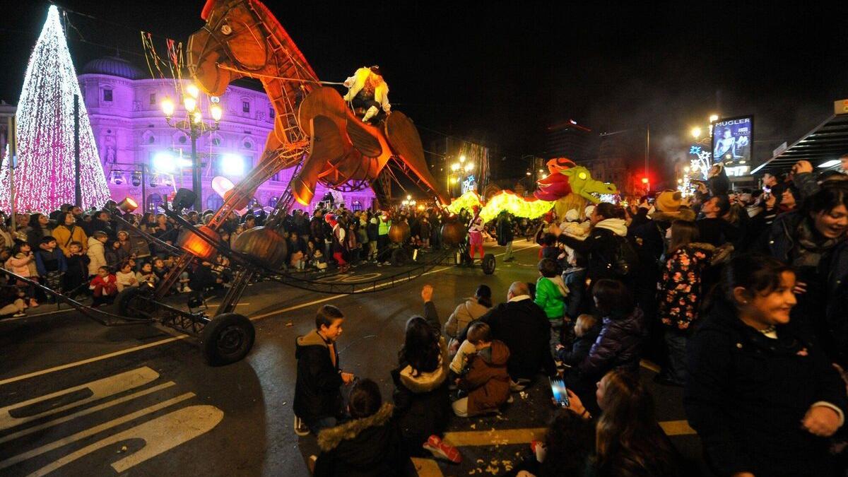 Imagen de la cabalgata de Olentzero del año pasado, donde se congregaron miles de niños | Foto: Deia