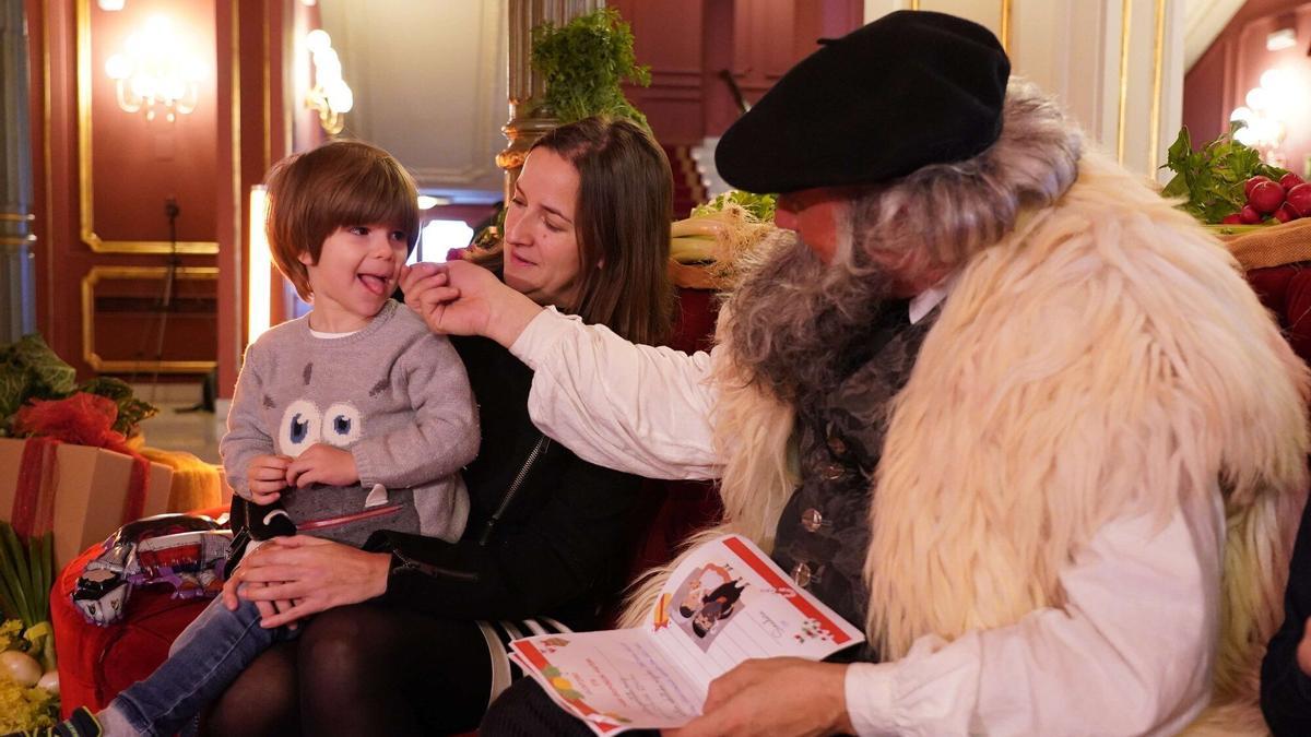 Olentzero lee la carta de un txiki