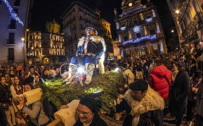 Olentzero, durante el desfile por Iruña Iban Aguinaga
