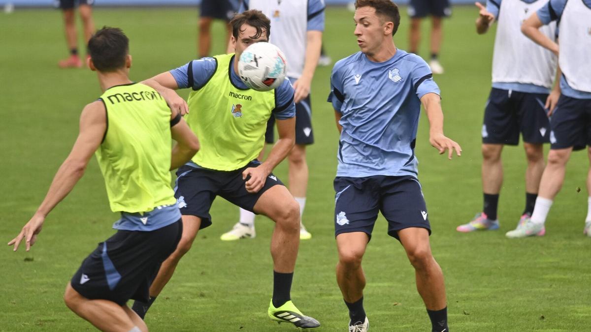 Olasagasti, durante el entrenamiento del lunes con la Real en Zubieta. PEDRO MARTÍNEZ