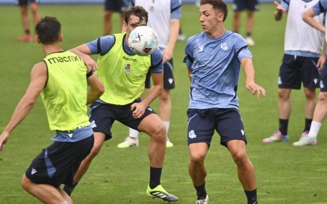 Olasagasti, durante el entrenamiento del lunes con la Real en Zubieta. PEDRO MARTÍNEZ Olasagasti, durante el entrenamiento del lunes con la Real en Zubieta. PEDRO MARTÍNEZ