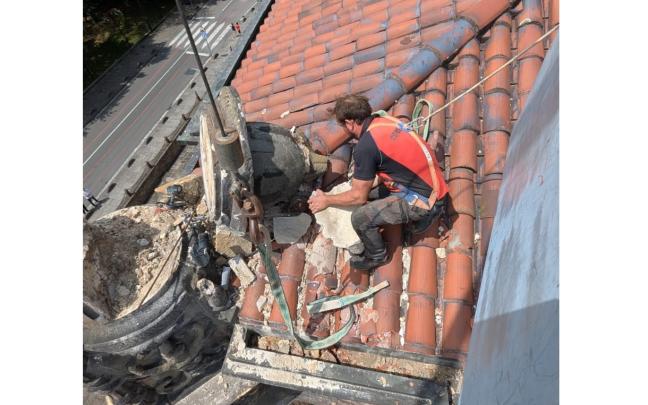 Técnicos valoran los daños provocados por un rayo en la fachada de la Universidad de Oñati