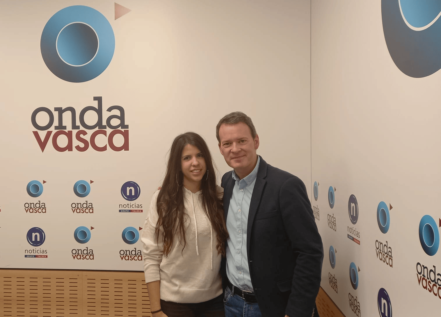 Onintze García con Txema Gutiérrez en los estudios de ONDA VASCA