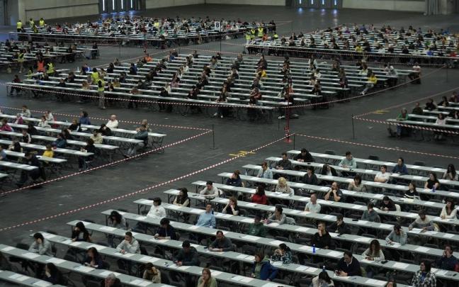 Imagen de unos exámenes para una OPE en el BEC de Barakaldo / DEIA - Markel Fernández