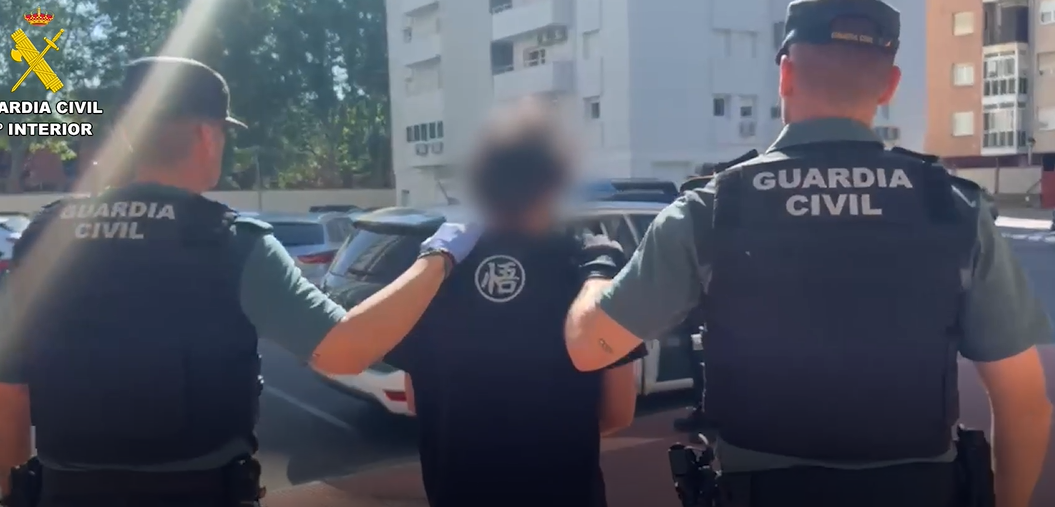 Momento en el que la Guardia Civil detiene al hombre imputado de un delito de agresión sexual a varios menores. CEDIDA