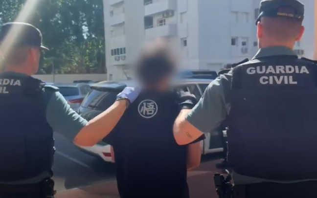 Momento en el que la Guardia Civil detiene al hombre imputado de un delito de agresión sexual a varios menores. CEDIDA