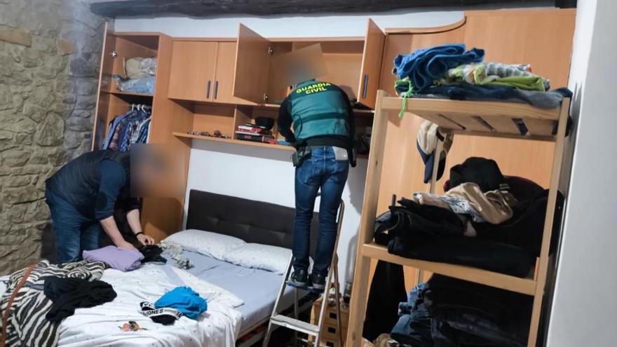 Agentes registrando la vivienda del presunto cabecilla de la trama, en el marco de la operación OCTAYEN. Cedida