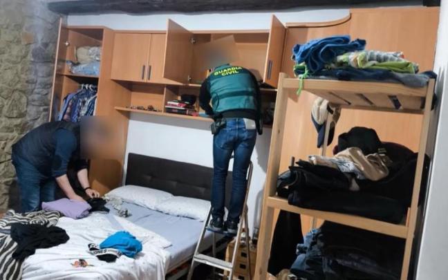 Agentes registrando la vivienda del presunto cabecilla de la trama, en el marco de la operación OCTAYEN. Cedida