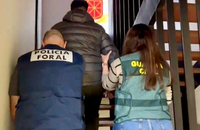 Agentes de la Policía Foral y de la Guardia Civil escoltan a uno de los detenidos en la operación. 