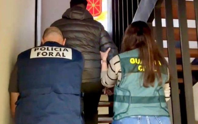 Agentes de la Policía Foral y de la Guardia Civil escoltan a uno de los detenidos en la operación. 