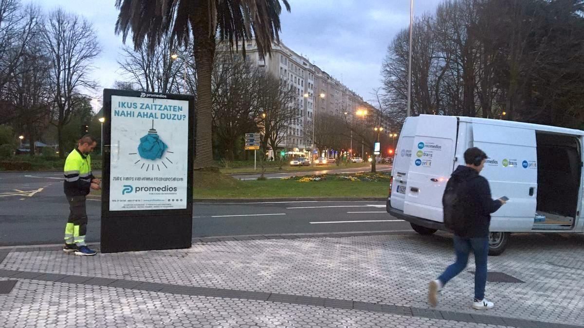 Imagen del operario que ha quitado el polémico cartel en Donostia DANI MIERA