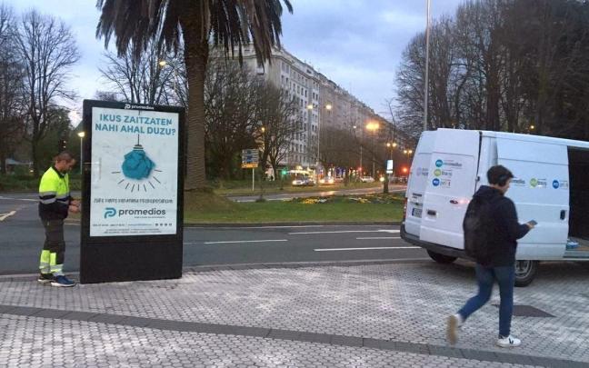 Imagen del operario que ha quitado el polémico cartel en Donostia DANI MIERA Imagen del operario que ha quitado el polémico cartel en Donostia DANI MIERA
