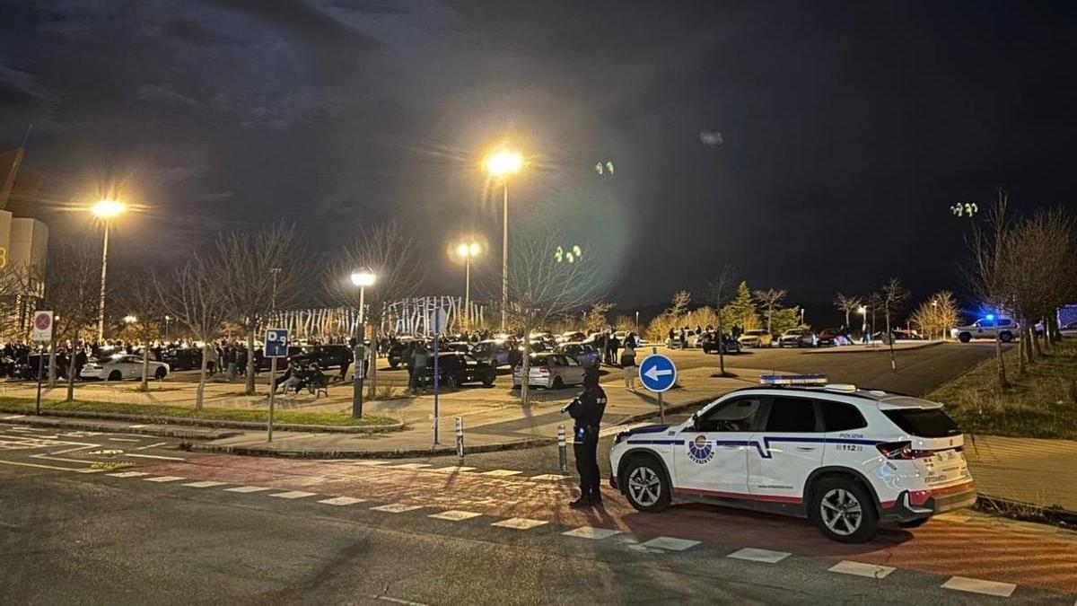 Imagen del último operativo en el parking del Bura por una concentración masiva de coches. Cedida